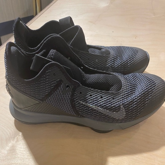 NIKE Sneakers size 9.5 (Needs Shoe Strings) (KU) - Picture 11 of 16